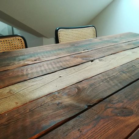 Esstisch aus Balken eines alten Dachstuhls
