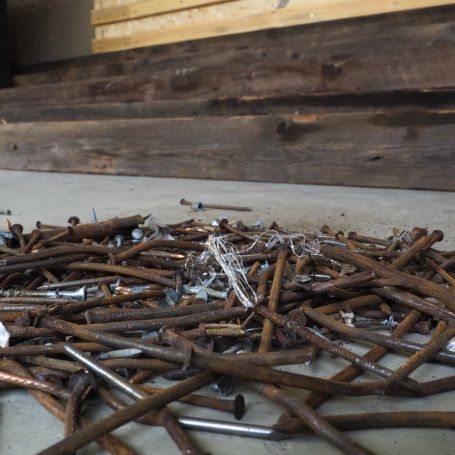 Esstisch aus Balken eines alten Dachstuhls