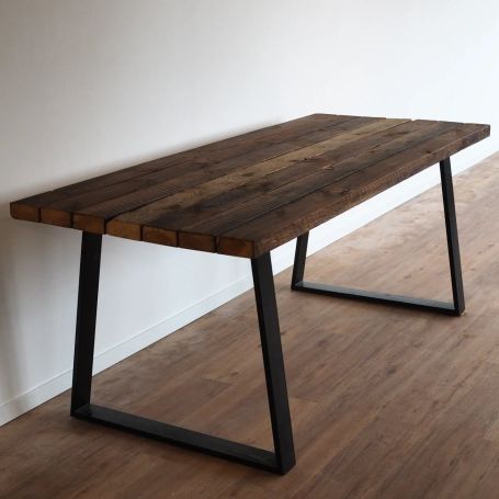 Esstisch aus Balken eines alten Dachstuhls